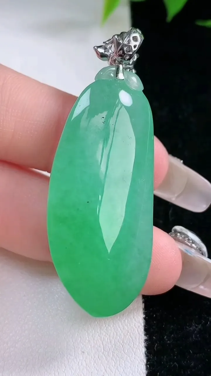 天然A货翡翠福瓜吊坠，尺寸40-18.3-11.3，重量:16.47g
2月3日