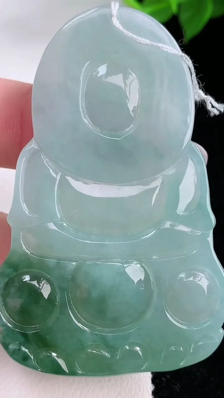 天然A货翡翠观音菩萨吊坠，尺寸60.2-38.2-5.6，重量:25.86g
2月3日