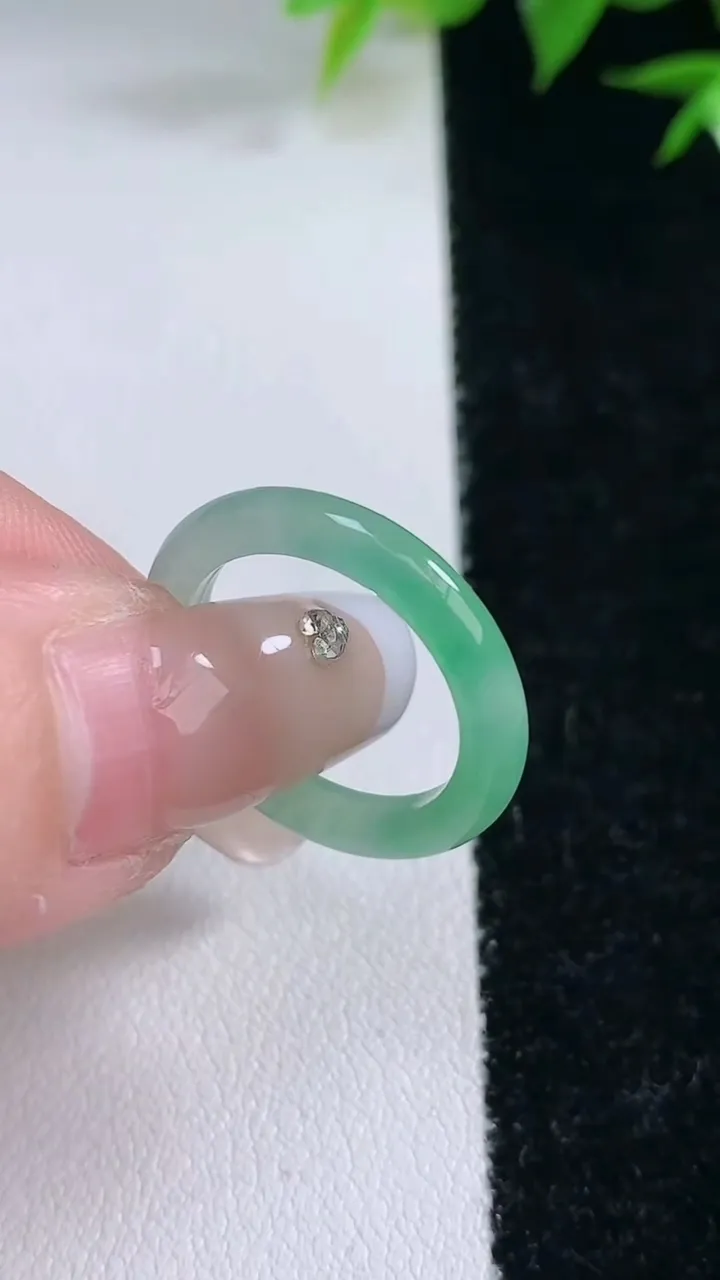 天然A货翡翠指环戒指，尺寸15.8-2.6，重量:1.65g2026年2月3日
工厂直销收藏佳品,种好水足，色泽均匀，有种有色，上手高大气！