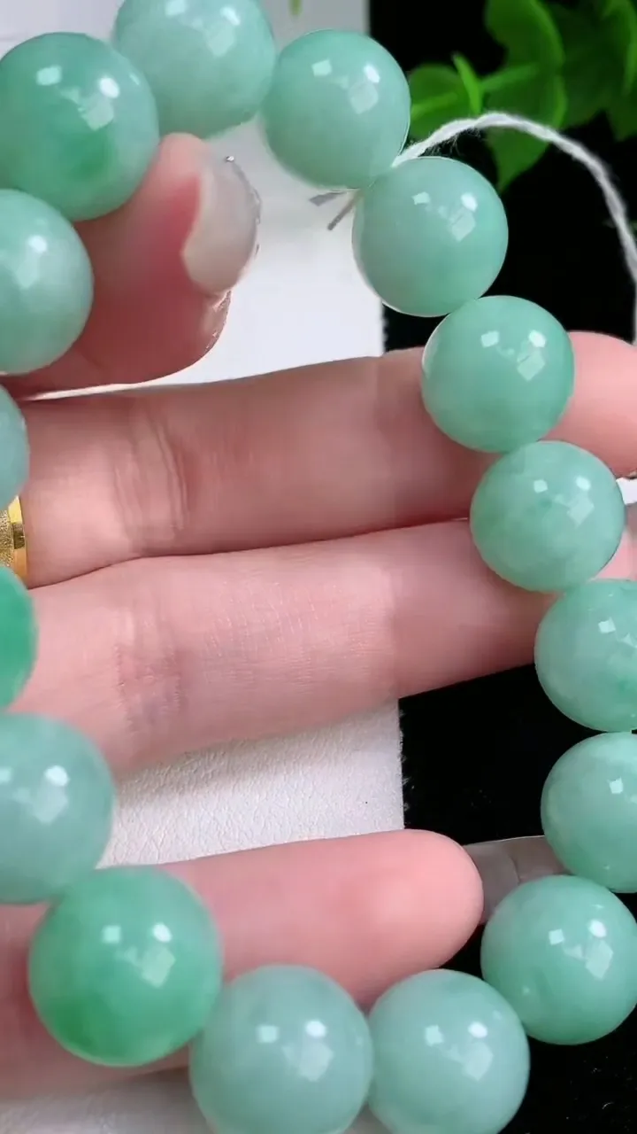 天然A货翡翠圆珠手串，尺寸12.2-16颗，重量:47.61g2月3日
工厂直销收藏佳品,种好水足，色泽均匀，有种有色，上手高大气！