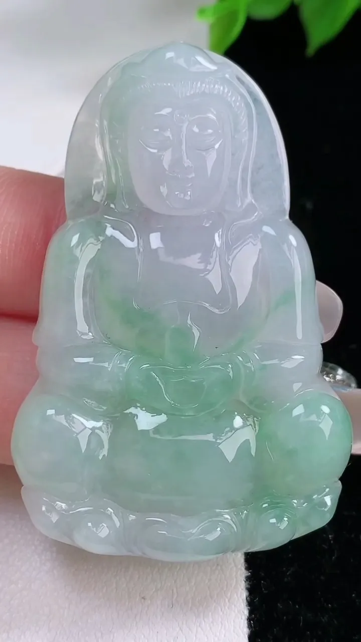 天然A货翡翠观音菩萨吊坠，尺寸52-34.6-5.8，重量:18.86g
2月3日