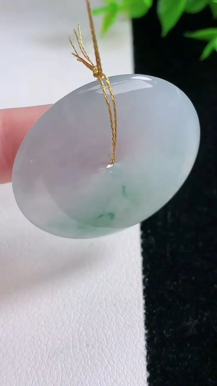 天然A货翡翠冰种飘花平安扣吊坠，尺寸35.5-5.6，重量:15.66g
2月3日