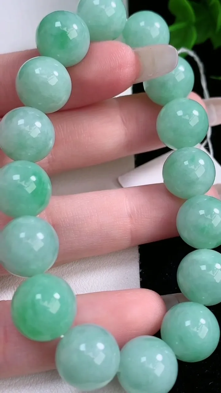 天然A货翡翠圆珠手串，尺寸12.2-16颗，重量:47.61g2月3日
工厂直销收藏佳品,种好水足，色泽均匀，有种有色，上手高大气！