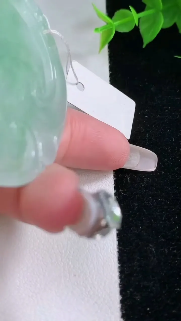 天然A货翡翠如意吊坠，尺寸53.6-46.2-5.6，重量:30.96g
2月3日