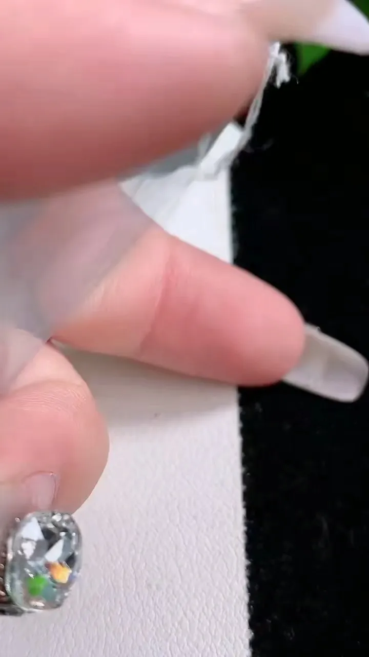 天然A货翡翠冰种飘花观音菩萨吊坠，尺寸64-42.5-4.2，重量:29.55g
2月3日