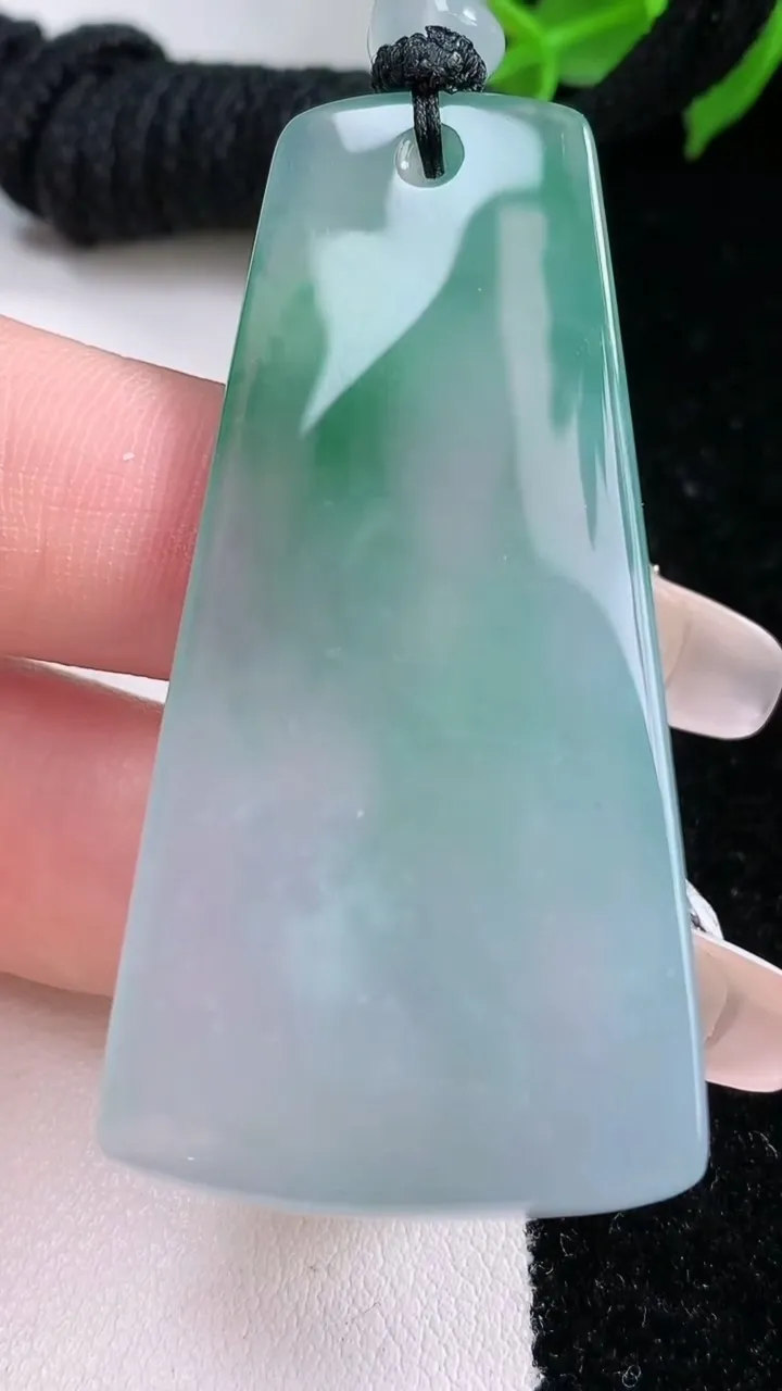 天然A货翡翠观音菩萨吊坠，尺寸53-27-8.5，重量:26.30g
2月3日