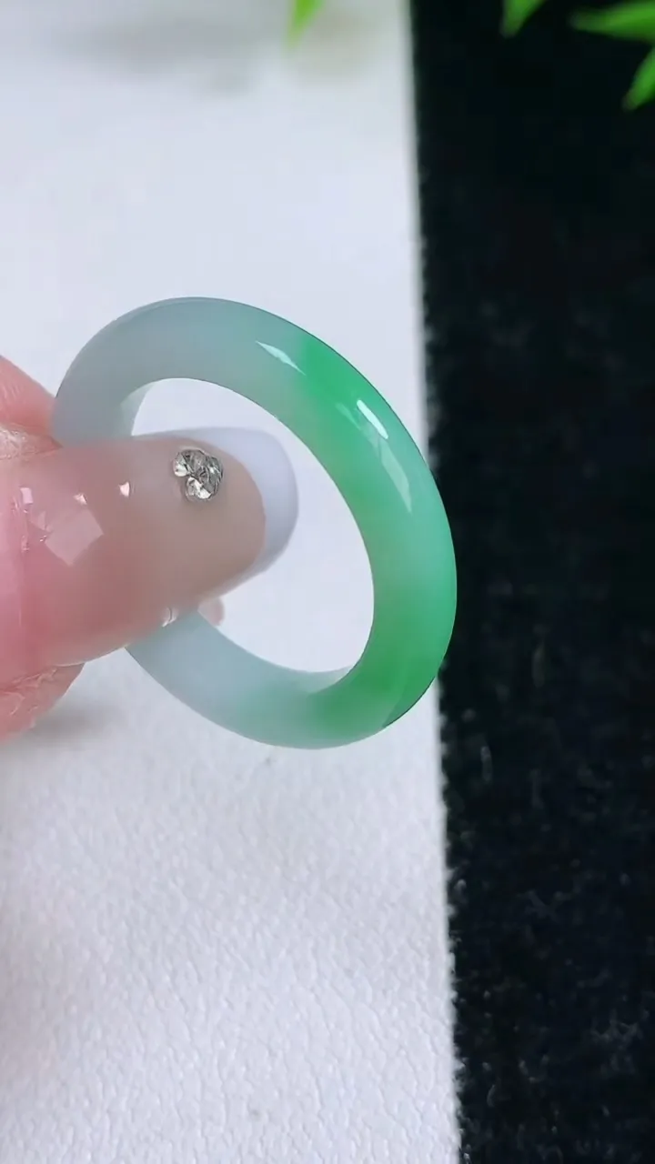 天然A货翡翠指环戒指，尺寸17.8-4.7-2.3，重量:3.04g2026年2月3日
工厂直销收藏