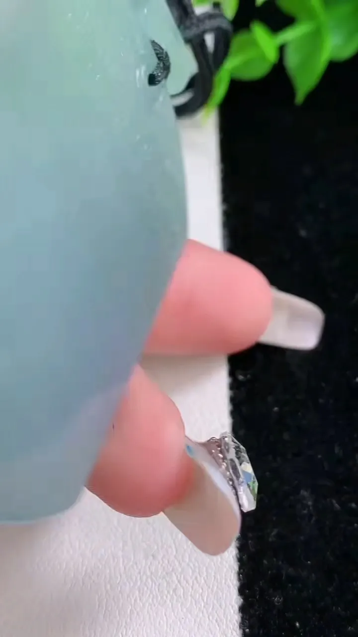 天然A货翡翠仿古无事牌吊坠，尺寸55-43.2-5.2，重量:40.77g
2月3日