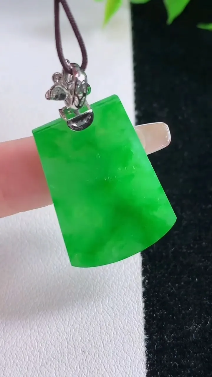 天然A货翡翠无事牌吊坠，尺寸28.8-20-2.6，重量:5.20g
2月3日