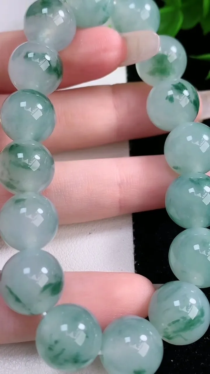 天然A货翡翠种飘花圆珠手串，尺寸12.7-16颗，重量:53.41g2月3日
工厂直销收藏佳品,种好水足，色泽均匀，有种有色，上手高大气！