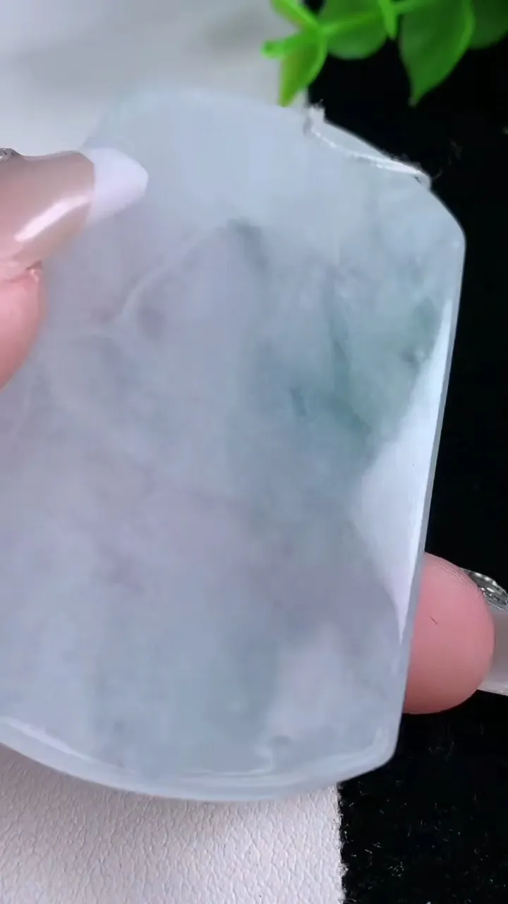 天然A货翡翠冰种飘花观音菩萨吊坠，尺寸64-42.5-4.2，重量:29.55g
2月3日