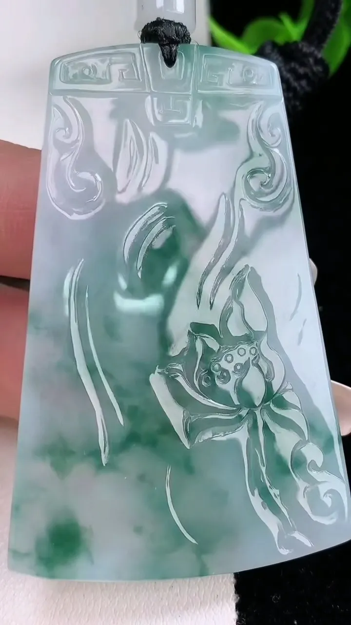 天然A货翡翠种飘花大势至菩萨吊坠，尺寸60-39.2-5.4，重量:33.51g
2月3日