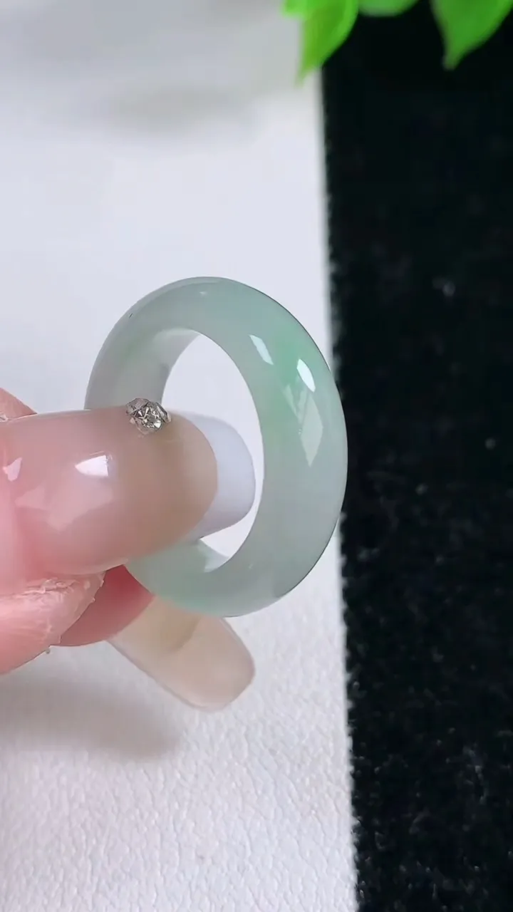 天然A货翡翠指环戒指，尺寸15.3-5.7-3.2，重量:3.50g2026年2月3日
工厂直销收藏佳品,种好水足，色泽均匀，有种有色，上手高大气！