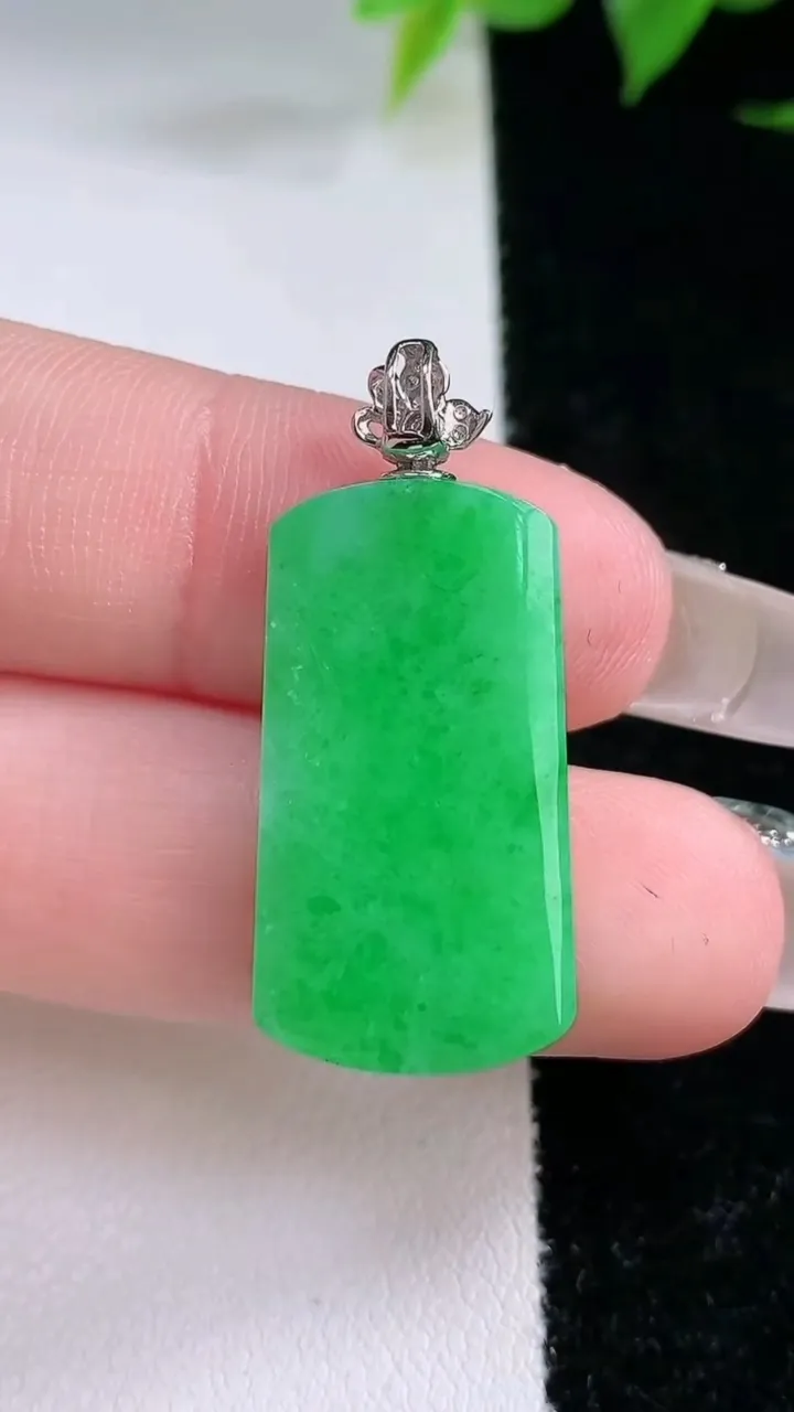天然A货翡翠无事牌吊坠，尺寸25.3-13.6-4.6，重量:4.35g
2月3日