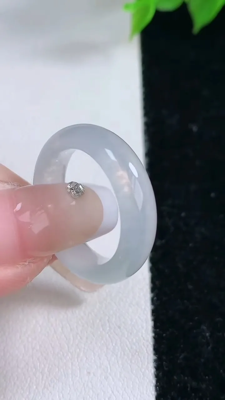 天然A货翡翠指环戒指，尺寸17.3-5.4-3.4，重量:3.71g2026年2月3日
工厂直销收藏佳品,种好水足，色泽均匀，有种有色，上手高大气！