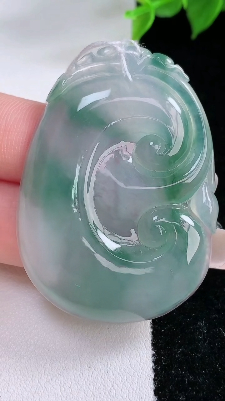 天然A货翡翠冰种飘花如意吊坠，尺寸48.2-34.6-5，重量:11.43g
2月3日