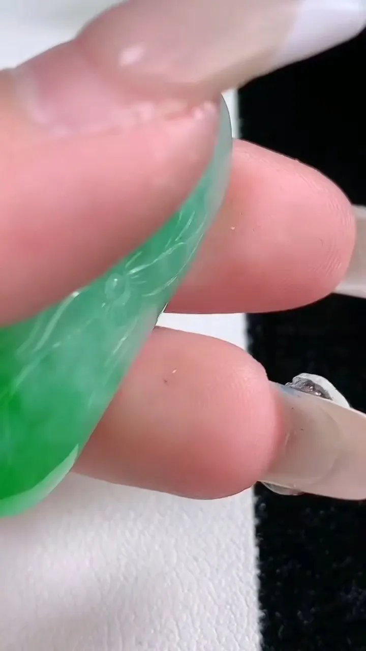 天然A货翡翠年年有余吊坠，尺寸35.7-17.4-4.4，重量:7.07g
2月3日