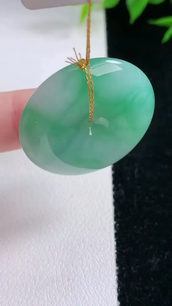 天然A货翡翠平安扣吊坠，尺寸29.6-6.3，重量:11.77g
2月3日