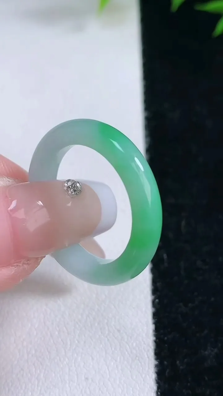 天然A货翡翠指环戒指，尺寸17.8-4.7-2.3，重量:3.04g2026年2月3日
工厂直销收藏佳品,种好水足，色泽均匀，有种有色，上手高大气！