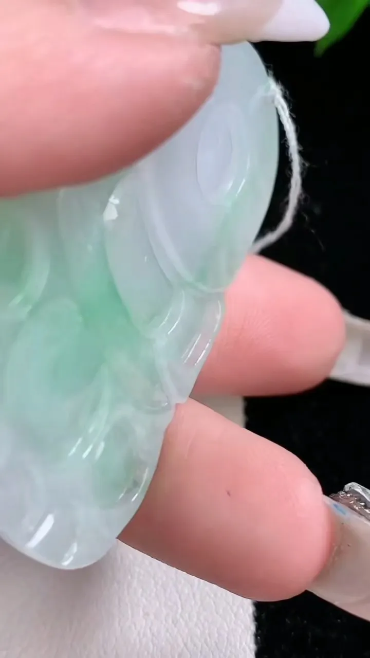 天然A货翡翠观音菩萨吊坠，尺寸52-34.6-5.8，重量:18.86g
2月3日