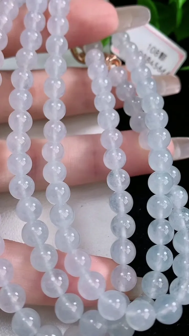 天然A货翡翠种白冰圆珠项链，尺寸6-108颗，重量:45.82g
2月3日