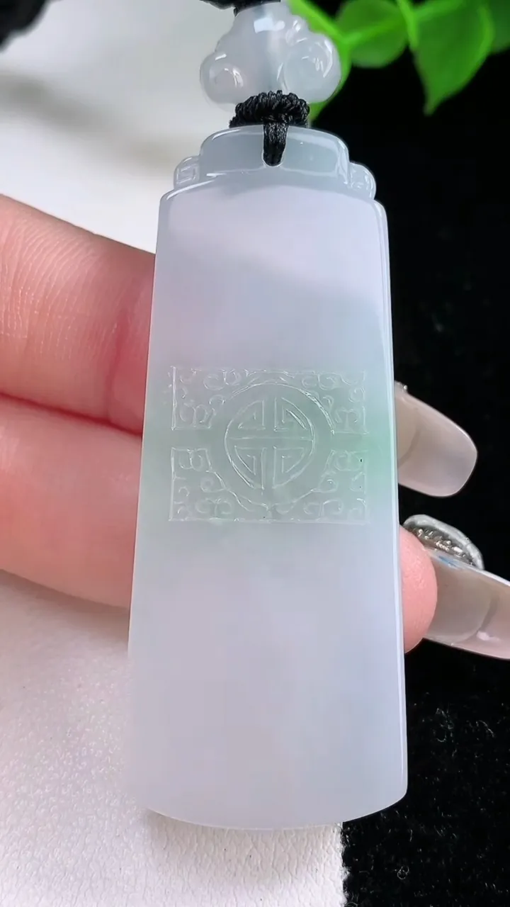 天然A货翡翠仿古无事牌吊坠，尺寸55.3-21.6-5.8，重量:25.81g
2月3日