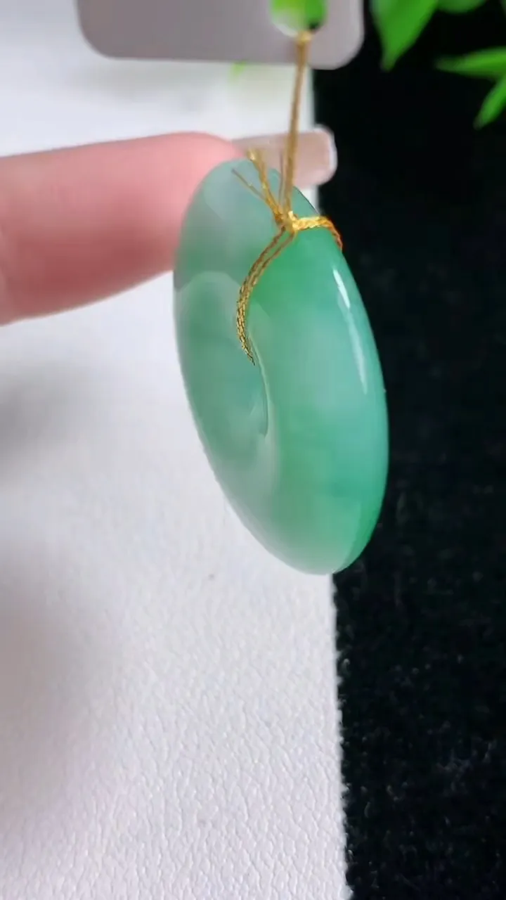 天然A货翡翠平安扣吊坠，尺寸29.6-6.3，重量:11.77g
2月3日