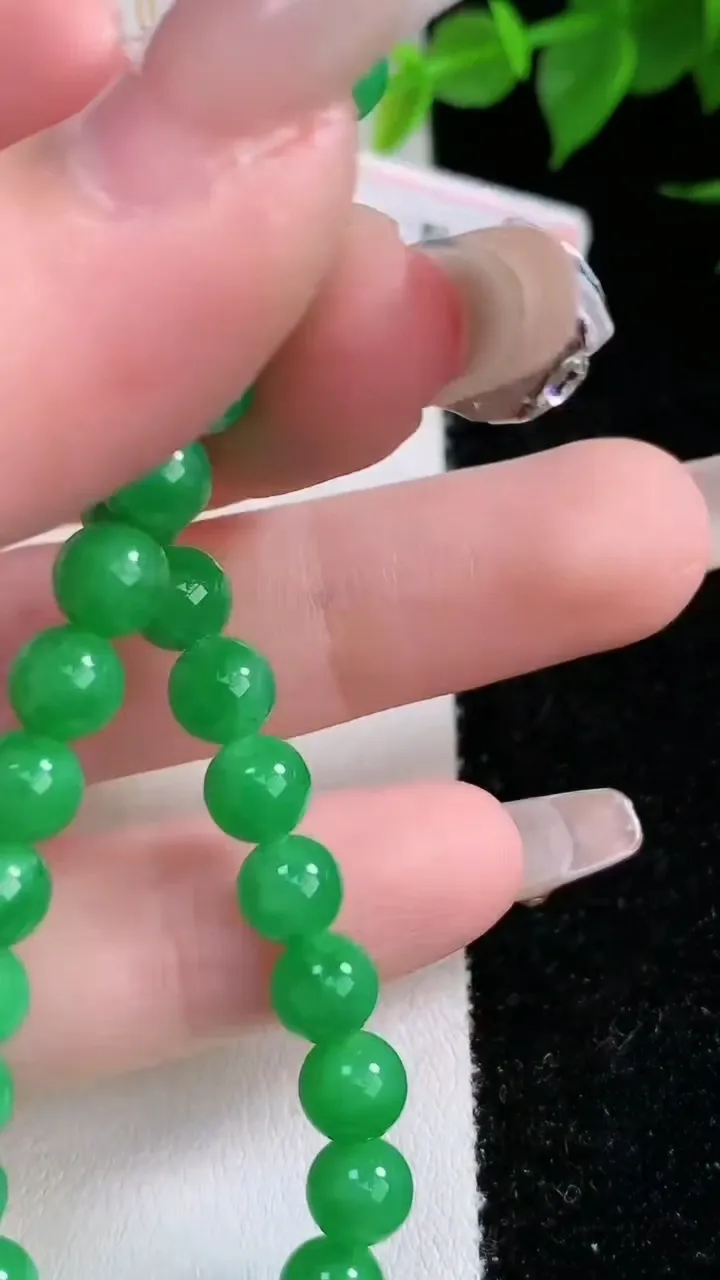 天然A货翡翠圆珠手串，尺寸6-32颗，重量:11.29g2月3日
工厂直销收藏佳品,种好水足，色泽均匀，有种有色，上手高大气！