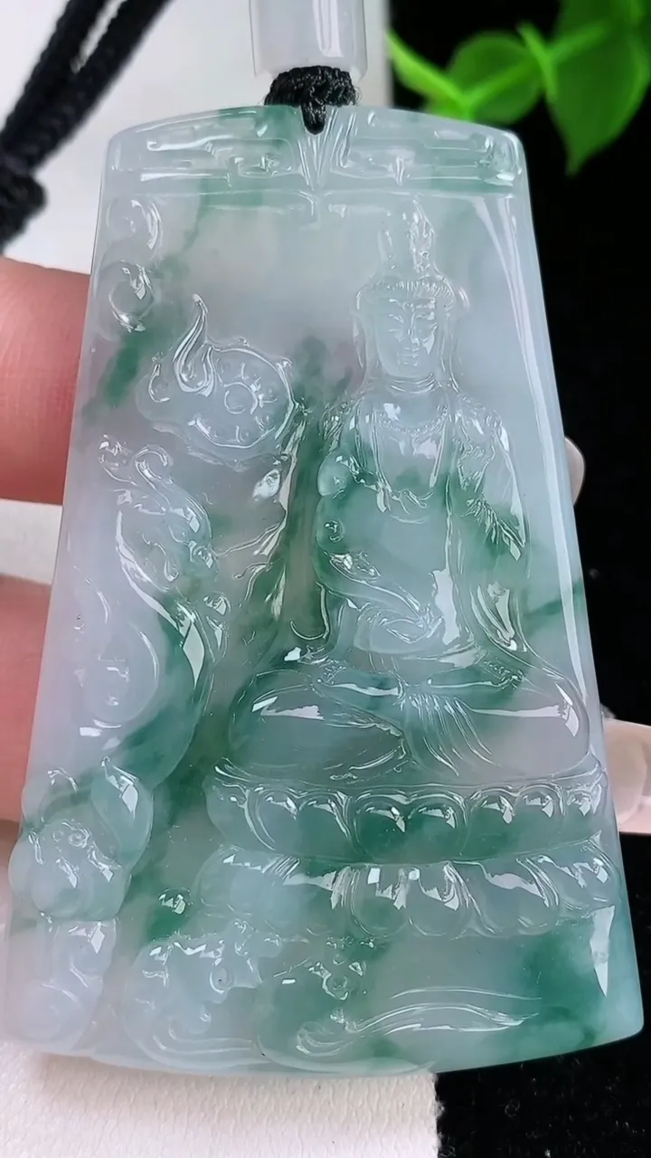 天然A货翡翠种飘花大势至菩萨吊坠，尺寸60-39.2-5.4，重量:33.51g
2月3日