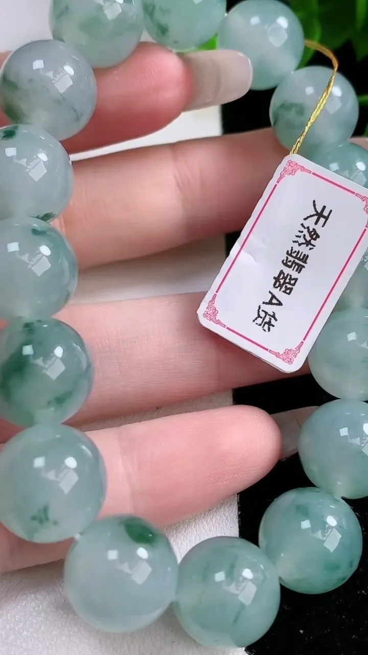 天然A货翡翠种飘花圆珠手串，尺寸12.7-16颗，重量:53.41g2月3日
工厂直销收藏佳品,种好水足，色泽均匀，有种有色，上手高大气！