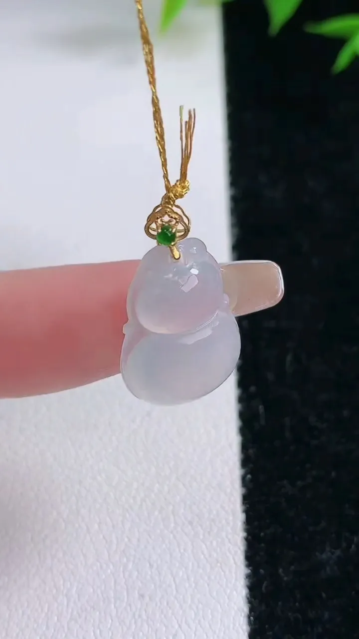 天然A货翡翠种白冰葫芦吊坠，尺寸17-12.4-3.8，重量:1.72g
2月3日