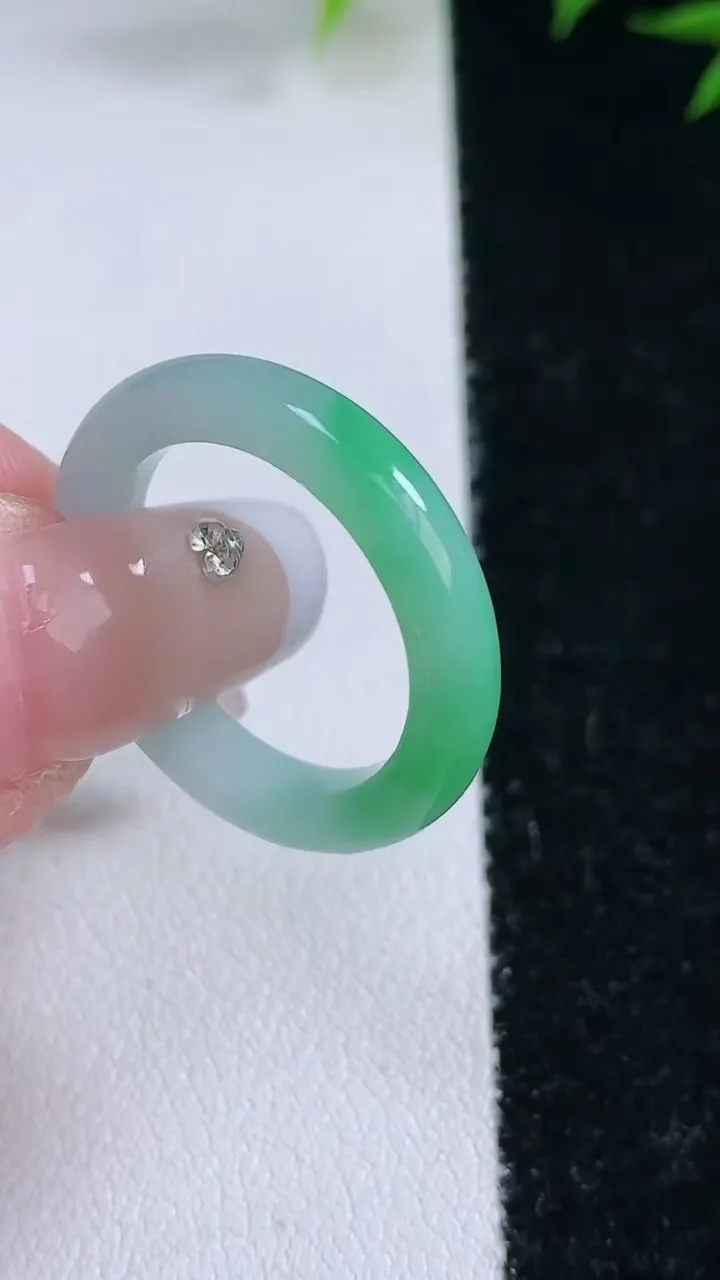 天然A货翡翠指环戒指，尺寸17.8-4.7-2.3，重量:3.04g2026年2月3日
工厂直销收藏佳品,种好水足，色泽均匀，有种有色，上手高大气！