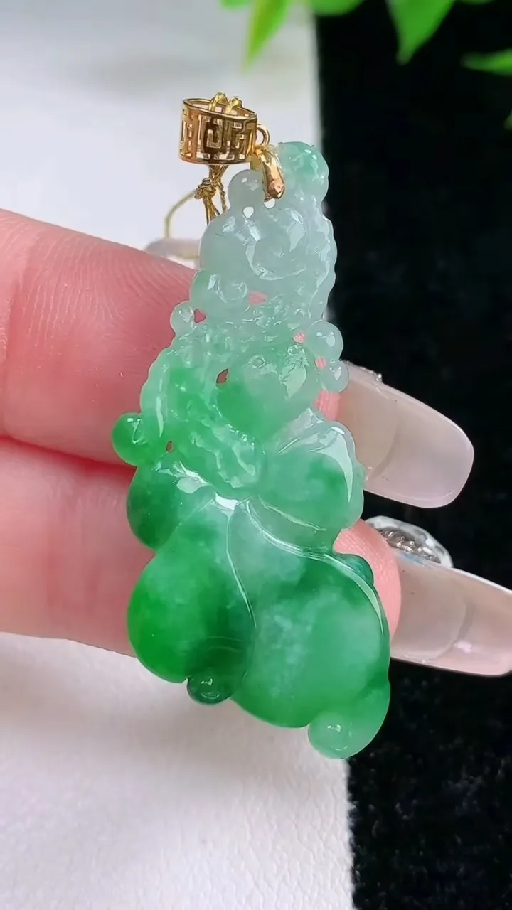 天然A货翡翠和和美美 荷花吊坠，尺寸39.7-16.8-3.3，重量:3.97g
2月3日