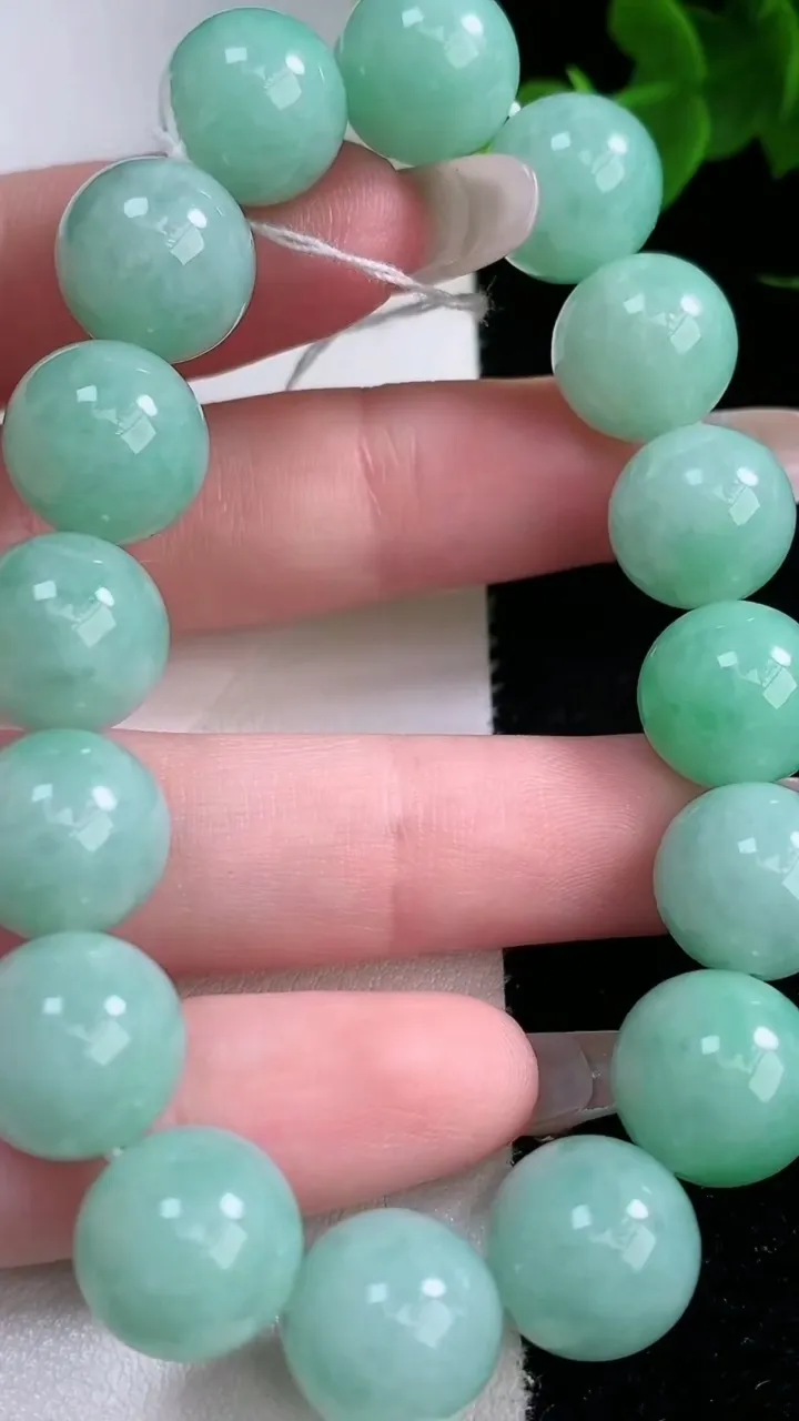 天然A货翡翠圆珠手串，尺寸12.2-16颗，重量:47.61g2月3日
工厂直销收藏佳品,种好水足，色泽均匀，有种有色，上手高大气！