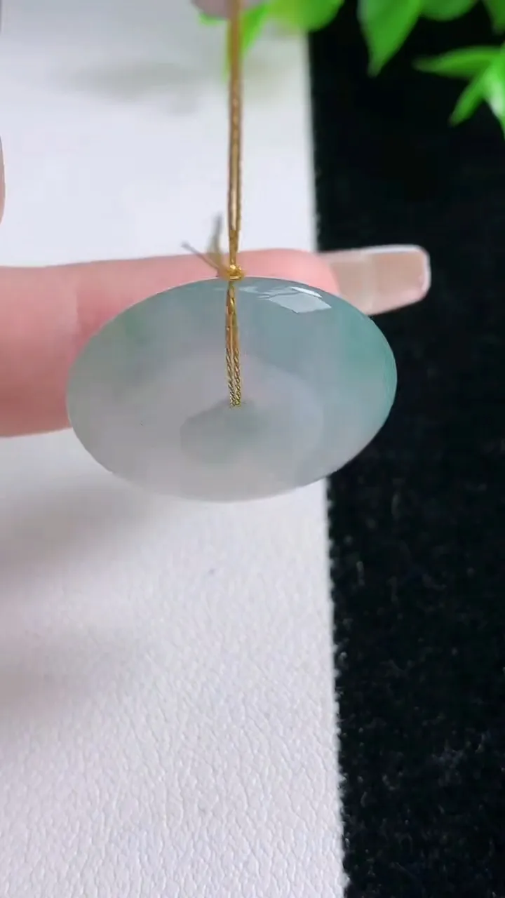 天然A货翡翠冰种飘花平安扣吊坠，尺寸24.8-5.4，重量:7.00g
2月3日