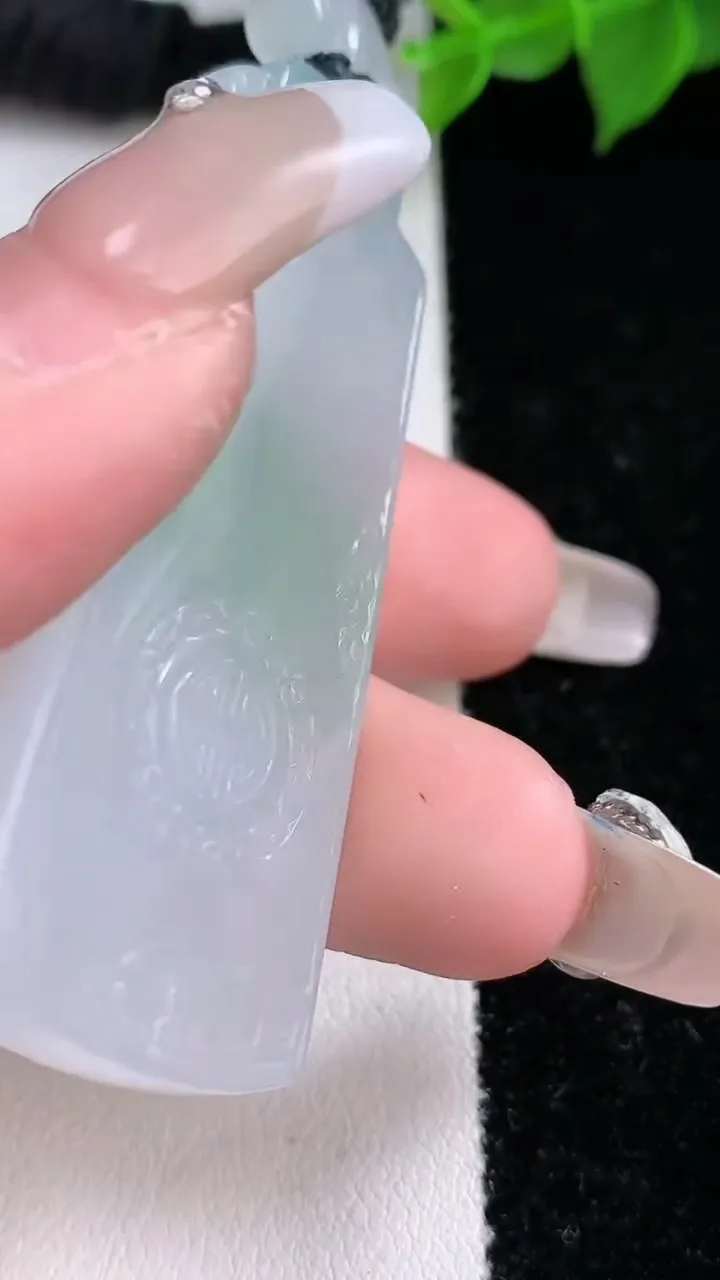 天然A货翡翠仿古无事牌吊坠，尺寸55.3-21.6-5.8，重量:25.81g
2月3日