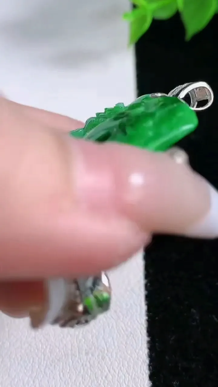 天然A货翡翠山水牌吊坠，尺寸56-35.8-4.7，重量:24.61g
2月3日