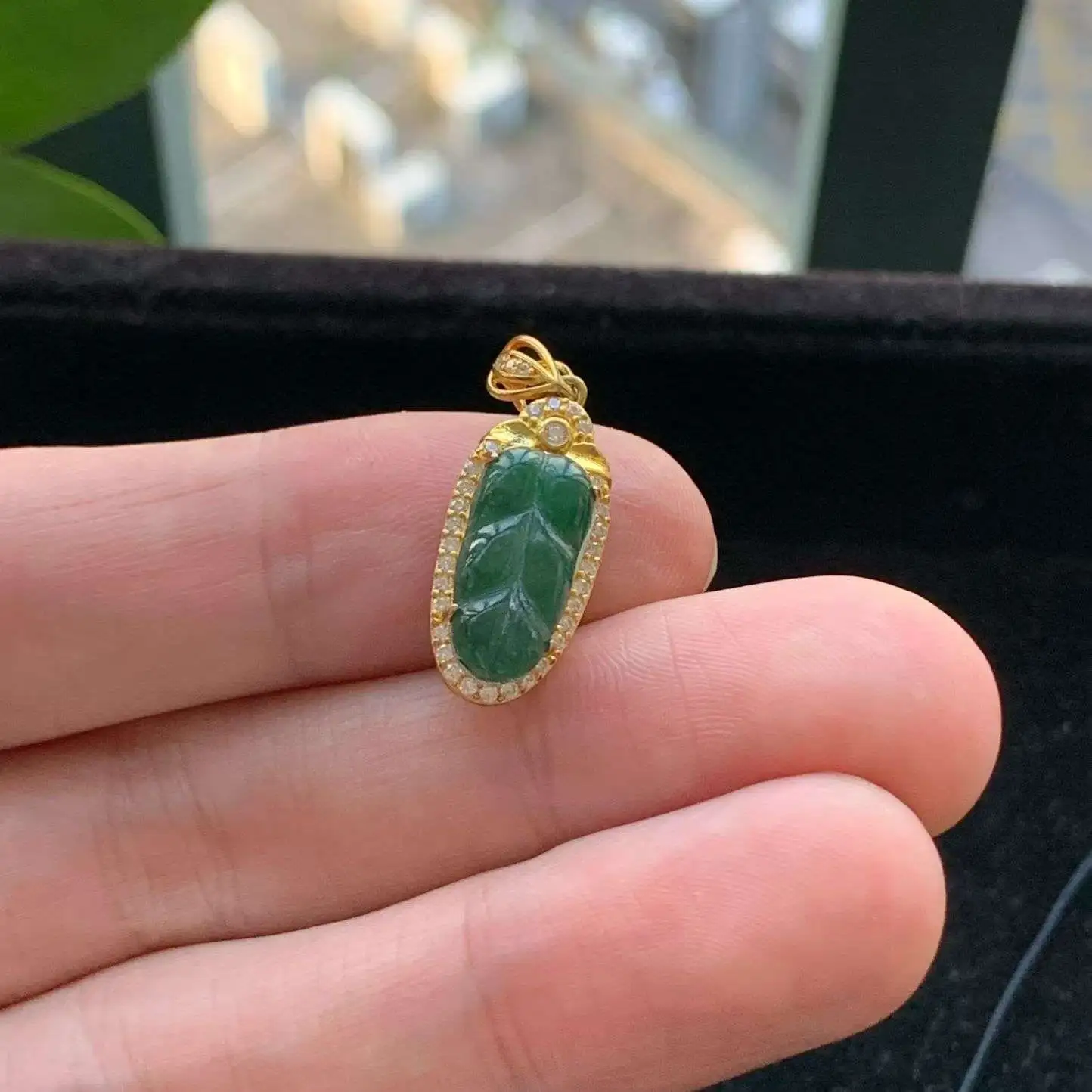 A货天然翡翠冰糯种925银满绿叶子吊坠重量1.50
2月3日