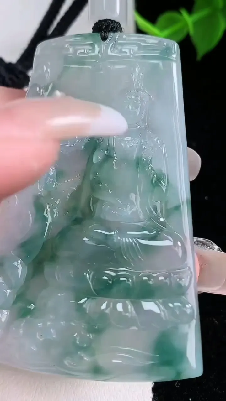 天然A货翡翠种飘花大势至菩萨吊坠，尺寸60-39.2-5.4，重量:33.51g
2月3日