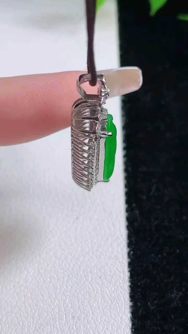 天然A货翡翠福豆吊坠，尺寸29-12.4-8，裸石17-8.2重量:3.26g
2月3日