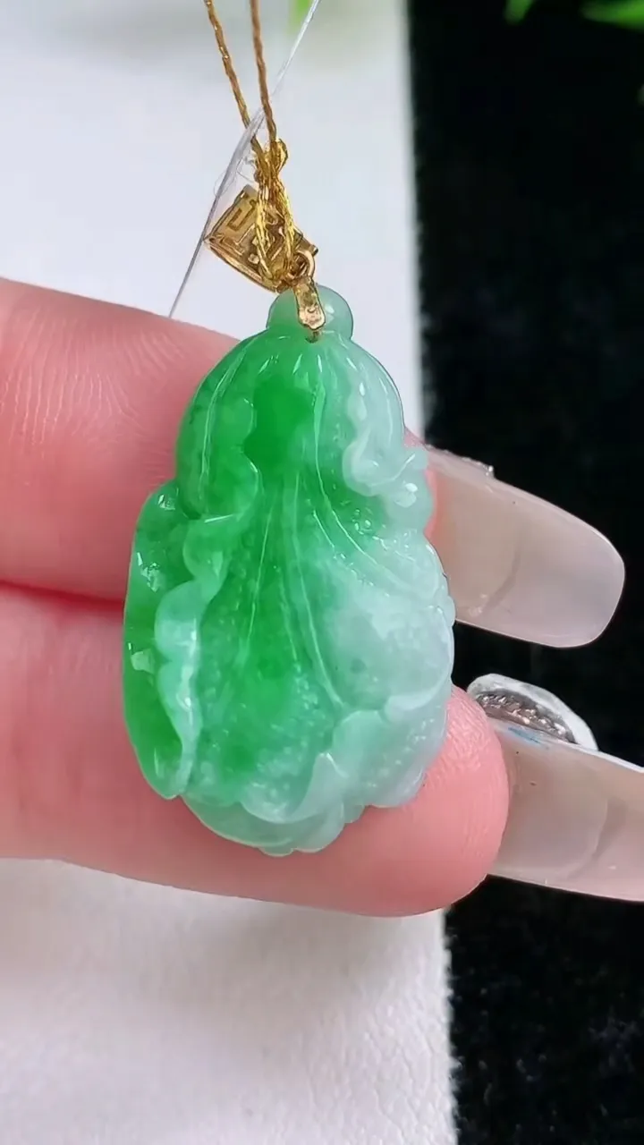 天然A货翡翠白菜吊坠，尺寸25.5-15.5-5.7，重量:4.21g
2月3日
