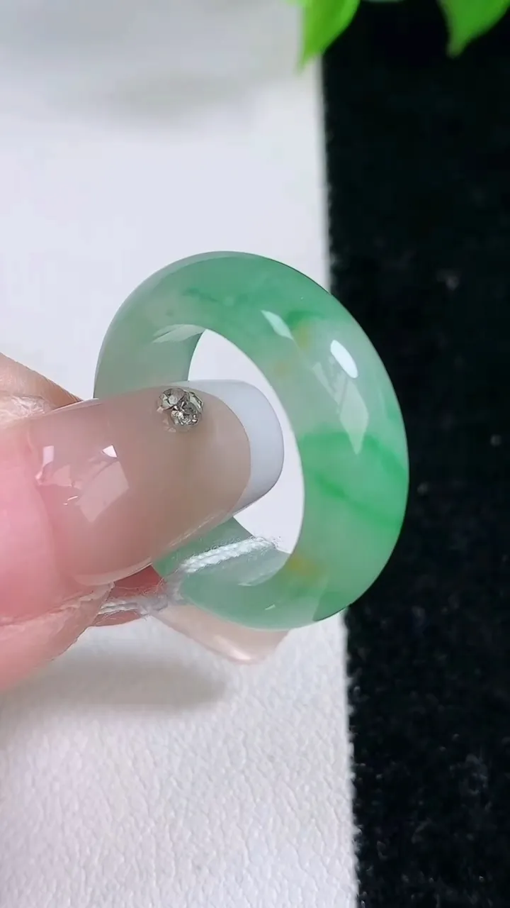 天然A货翡翠指环戒指，尺寸16.2-6.3-3.2，重量:4.54g2026年2月3日
工厂直销收藏