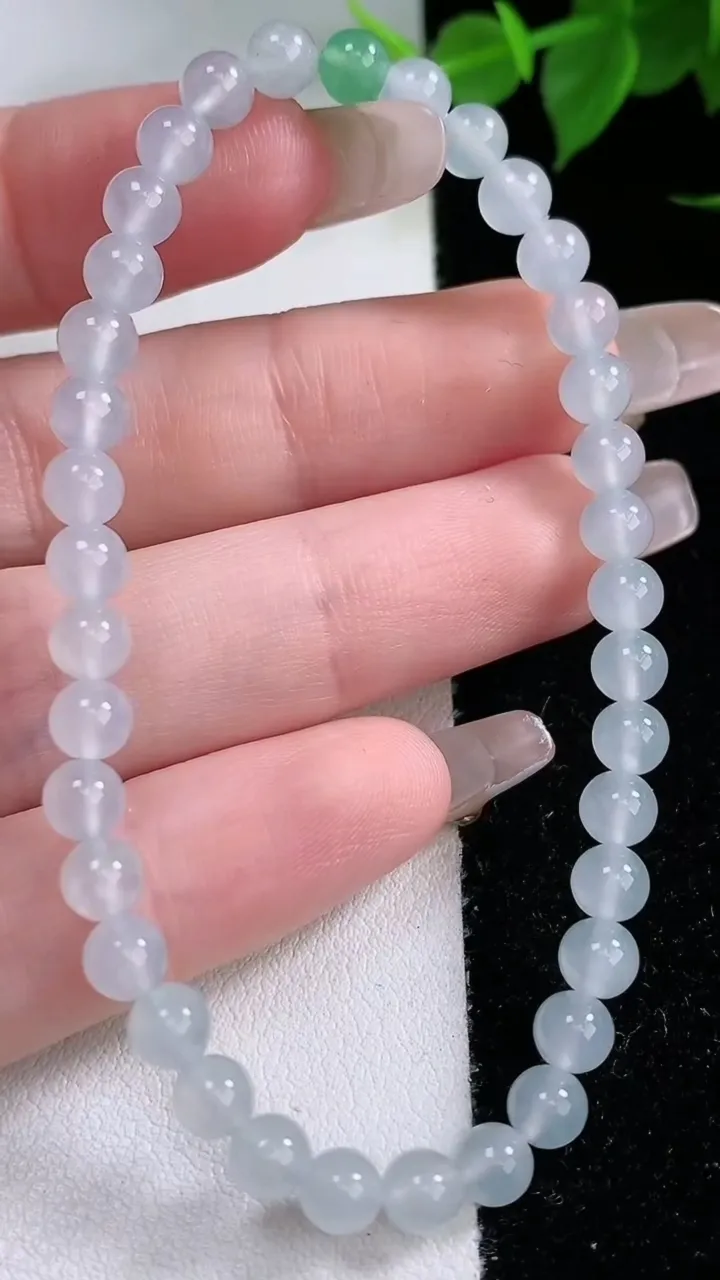 天然A货翡翠种白冰圆珠手串，尺寸4.7-37颗，重量:7.46g2月3日
工厂直销收藏佳品,种好水足，色泽均匀，有种有色，上手高大气！