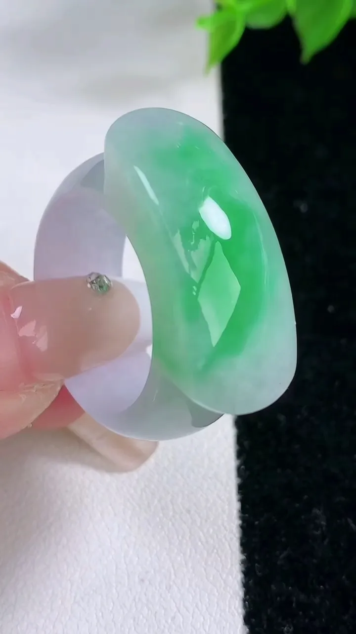 天然A货翡翠马鞍戒指 扳指，尺寸20.7-29.8-12-7，重量:15.47g2026年2月3日
