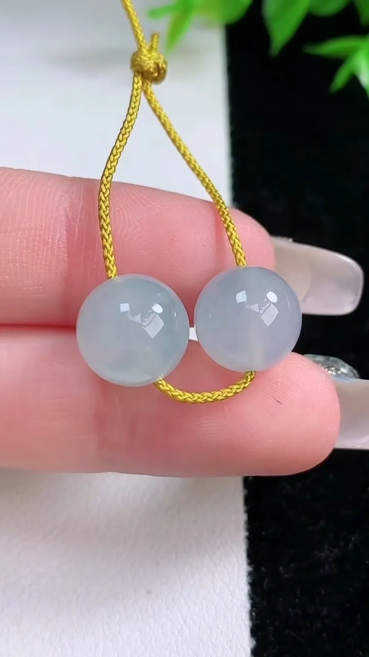 天然A货翡翠种白冰圆珠吊坠一对，尺寸10.6，重量:4.60g2月3日
工厂直销收藏佳品,种好水足，色泽均匀，有种有色，上手高大气！