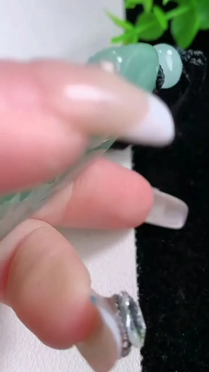 天然A货翡翠龙牌吊坠，尺寸59.5-38.4-10.5，重量:47.97g
2月3日