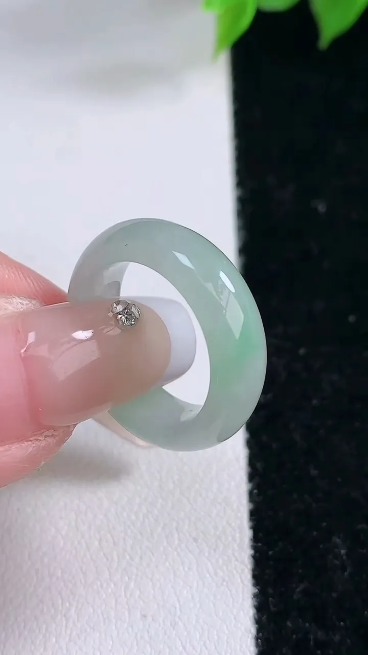 天然A货翡翠指环戒指，尺寸15.3-5.7-3.2，重量:3.50g2026年2月3日
工厂直销收藏佳品,种好水足，色泽均匀，有种有色，上手高大气！