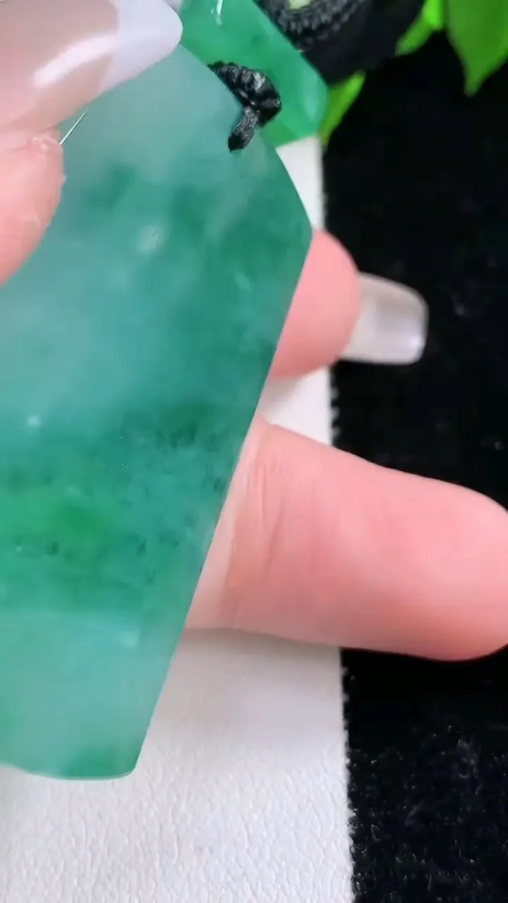 天然A货翡翠种飘花无事牌吊坠，尺寸49.4-32.3-4.6，重量:25.89g
2月3日