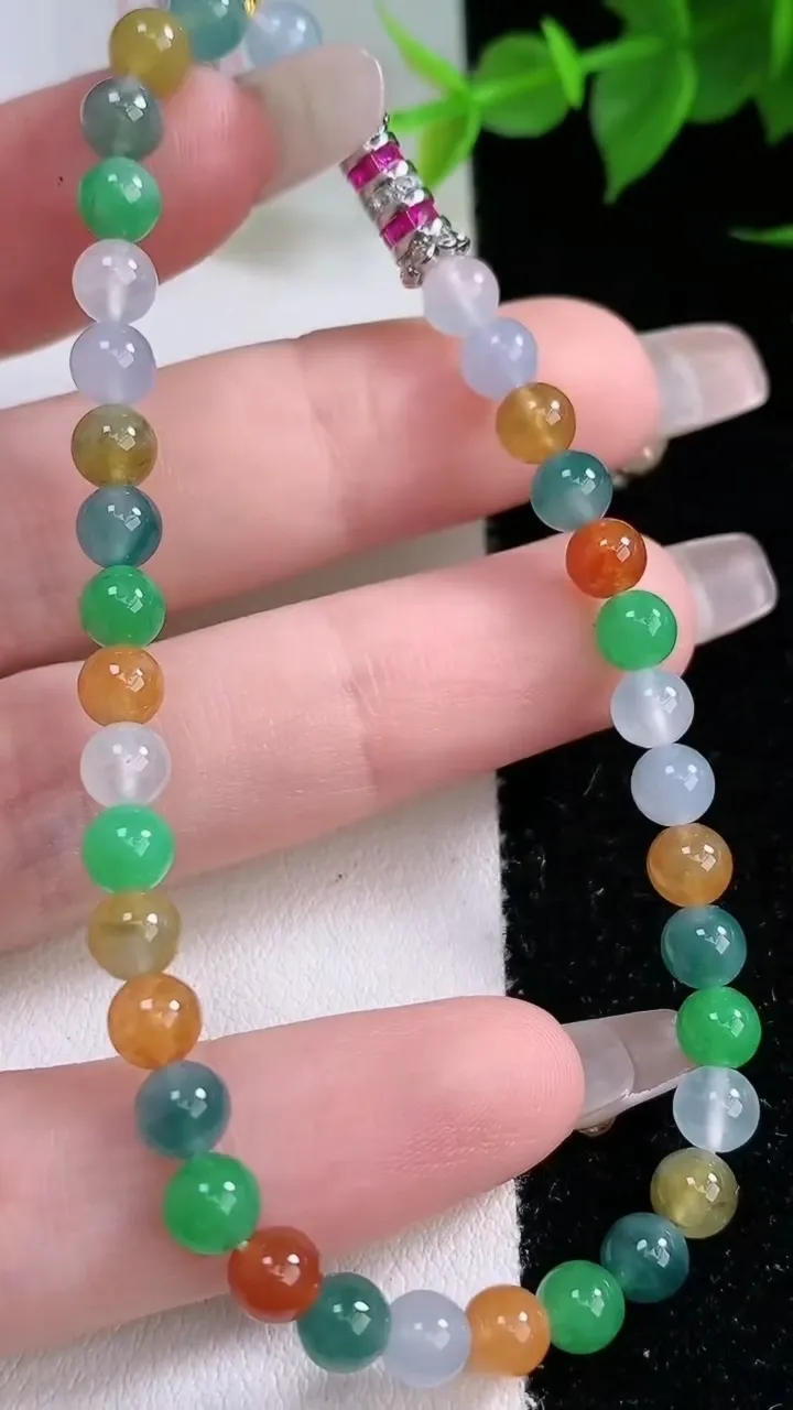 天然A货翡翠三彩圆珠手串，尺寸4.8-37颗，重量:8.70g2月3日
工厂直销收藏佳品,种好水足，色泽均匀，有种有色，上手高大气！