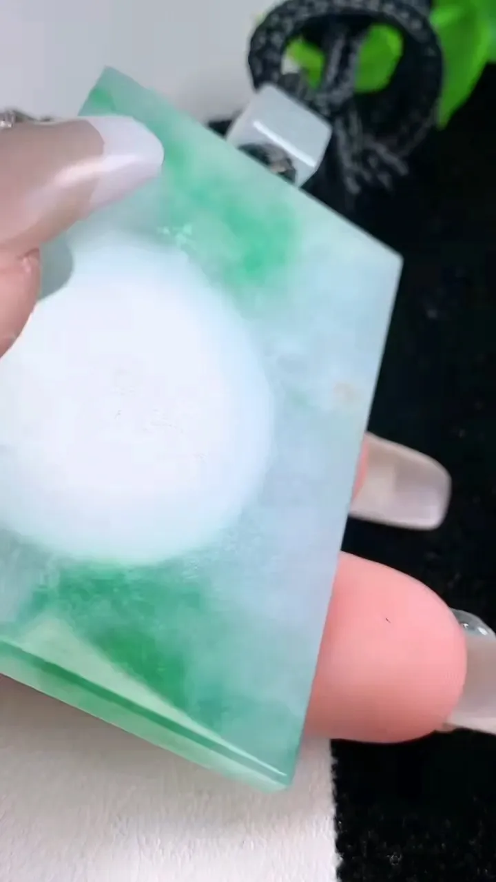 天然A货翡翠无事牌吊坠，尺寸49-34.2-5.2，重量:34.56g
2月4日